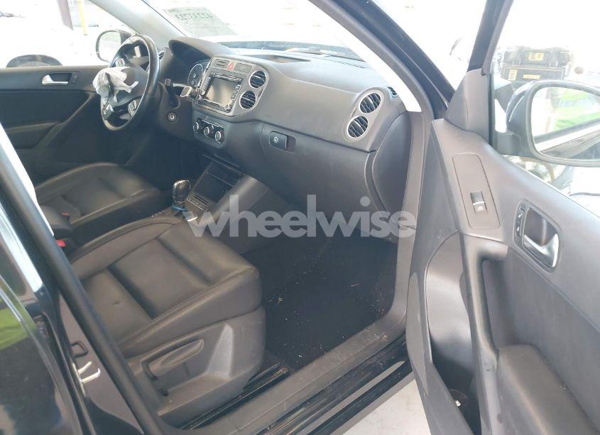 Photo 5 of 2011 Volkswagen Tiguan SE (VIN WVGBV7AX3BW557852)