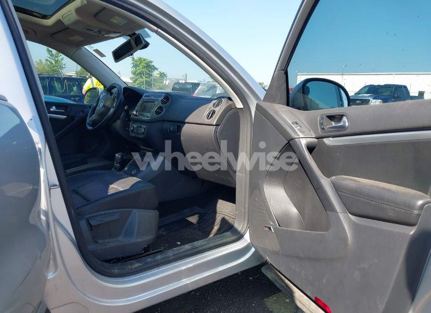 Photo 5 of 2012 Volkswagen Tiguan SEL (VIN WVGBV7AX3CW604086)