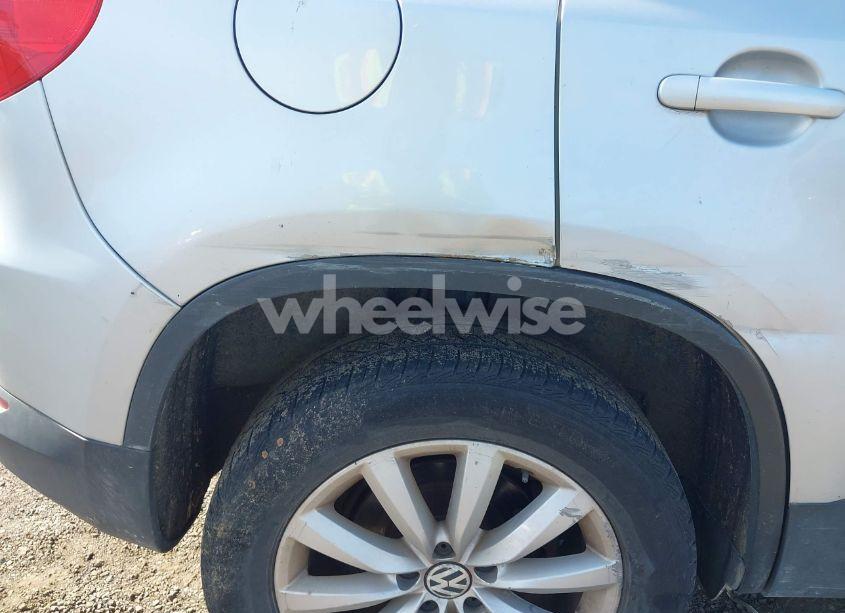 Photo 12 of 2011 Volkswagen Tiguan SE (VIN WVGBV7AX4BW528845)