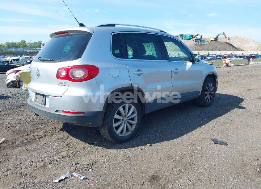 Photo 4 of 2011 Volkswagen Tiguan SE (VIN WVGBV7AX4BW528845)