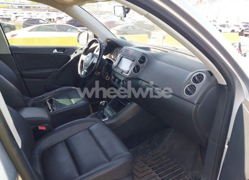 Photo 5 of 2011 Volkswagen Tiguan SE (VIN WVGBV7AX4BW528845)
