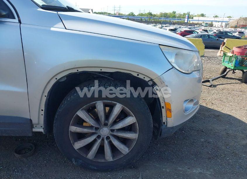 Photo 6 of 2011 Volkswagen Tiguan SE (VIN WVGBV7AX4BW528845)