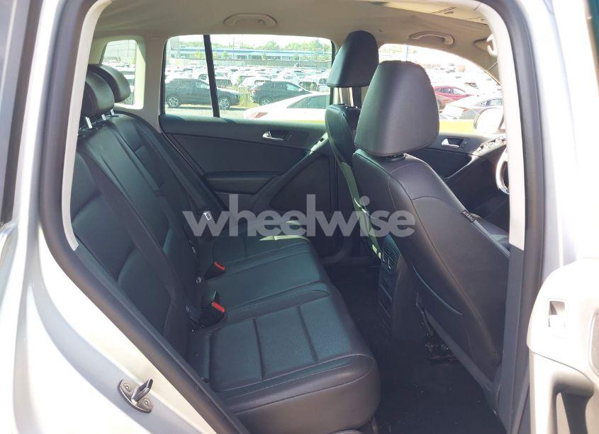 Photo 8 of 2011 Volkswagen Tiguan SE (VIN WVGBV7AX4BW528845)