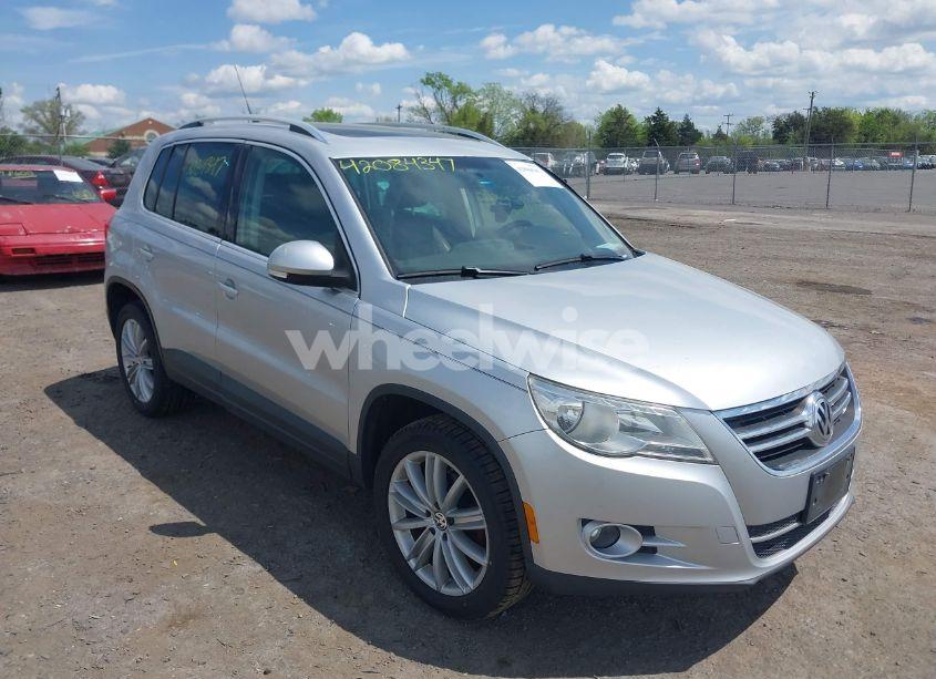 2011 Volkswagen Tiguan SE (VIN WVGBV7AX4BW532488) main photo