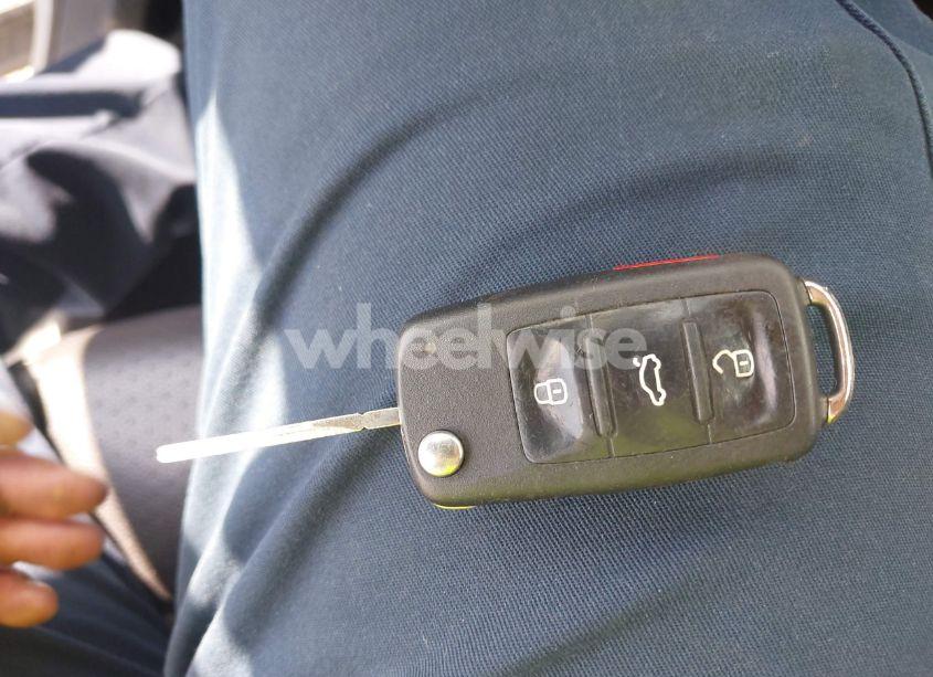 Photo 11 of 2011 Volkswagen Tiguan SE (VIN WVGBV7AX4BW532488)