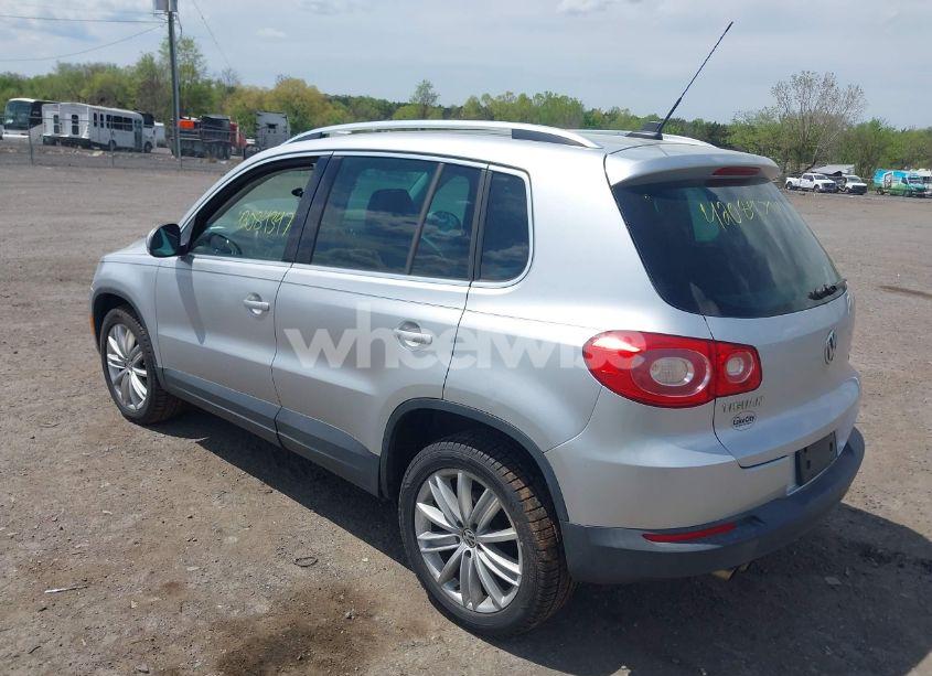 Photo 3 of 2011 Volkswagen Tiguan SE (VIN WVGBV7AX4BW532488)