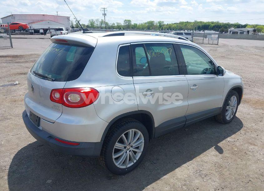 Photo 4 of 2011 Volkswagen Tiguan SE (VIN WVGBV7AX4BW532488)