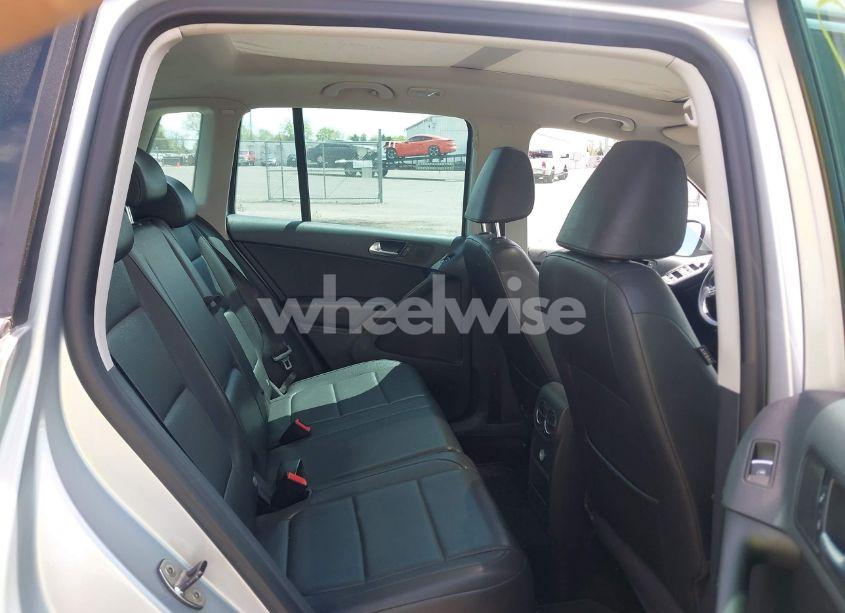 Photo 8 of 2011 Volkswagen Tiguan SE (VIN WVGBV7AX4BW532488)