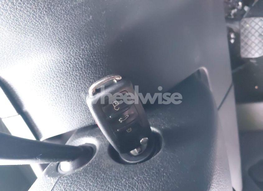 Photo 11 of 2011 Volkswagen Tiguan SE (VIN WVGBV7AX5BW528577)