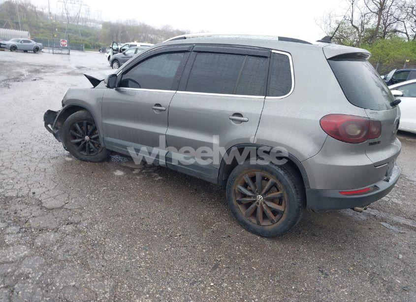 Photo 3 of 2011 Volkswagen Tiguan SE (VIN WVGBV7AX5BW528577)