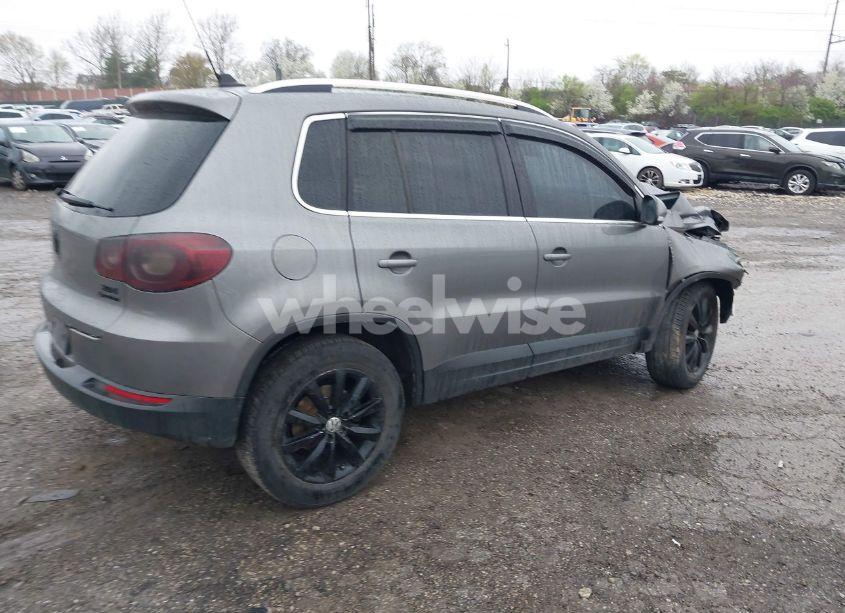 Photo 4 of 2011 Volkswagen Tiguan SE (VIN WVGBV7AX5BW528577)