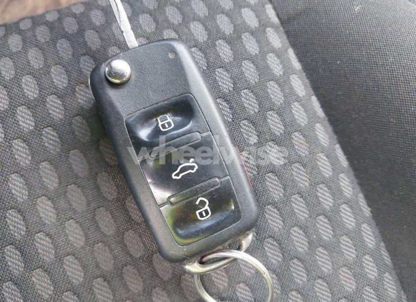 Photo 11 of 2011 Volkswagen Tiguan S (VIN WVGBV7AX5BW548053)