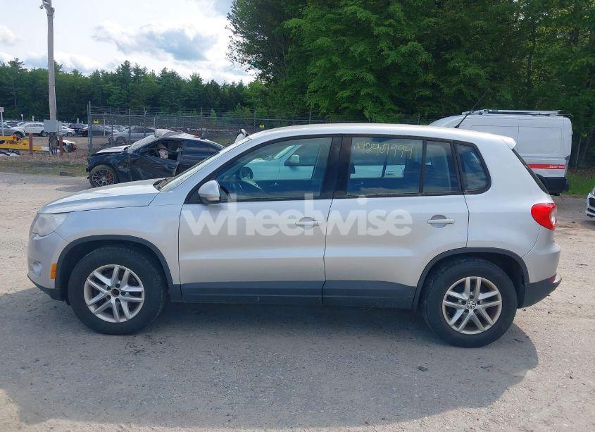 Photo 12 of 2011 Volkswagen Tiguan S (VIN WVGBV7AX5BW548053)