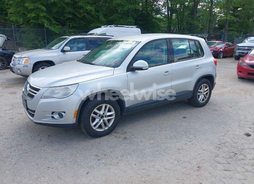 Photo 2 of 2011 Volkswagen Tiguan S (VIN WVGBV7AX5BW548053)
