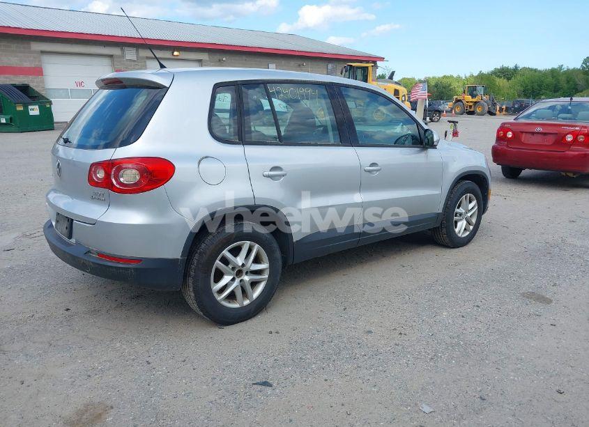 Photo 4 of 2011 Volkswagen Tiguan S (VIN WVGBV7AX5BW548053)