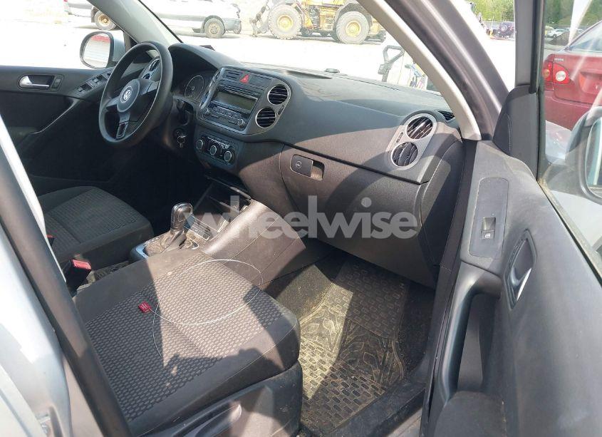 Photo 5 of 2011 Volkswagen Tiguan S (VIN WVGBV7AX5BW548053)