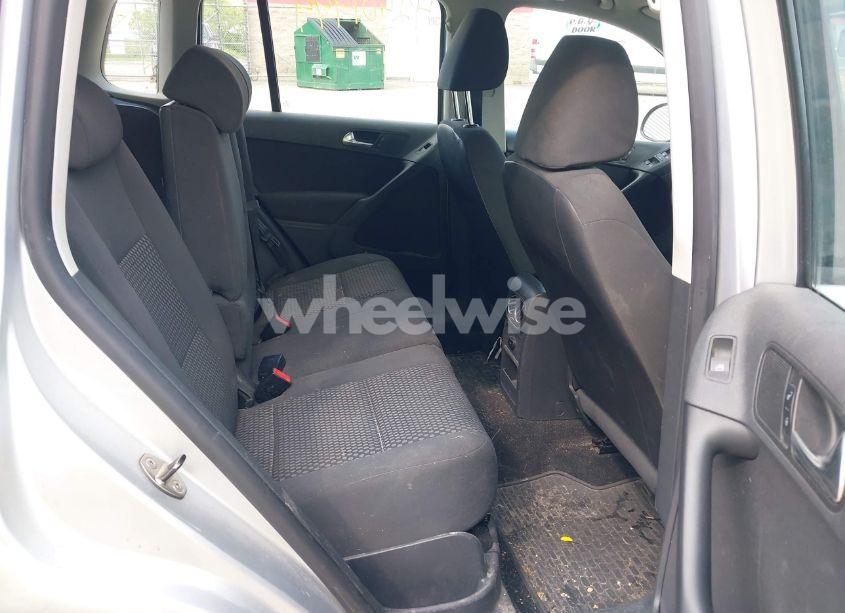 Photo 8 of 2011 Volkswagen Tiguan S (VIN WVGBV7AX5BW548053)