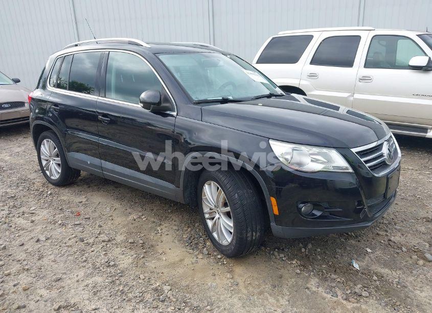 2011 Volkswagen Tiguan SE (VIN WVGBV7AX6BW521525) main photo