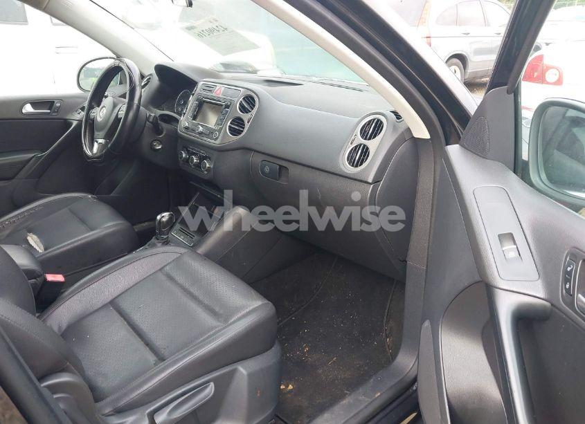 Photo 5 of 2011 Volkswagen Tiguan SE (VIN WVGBV7AX6BW521525)