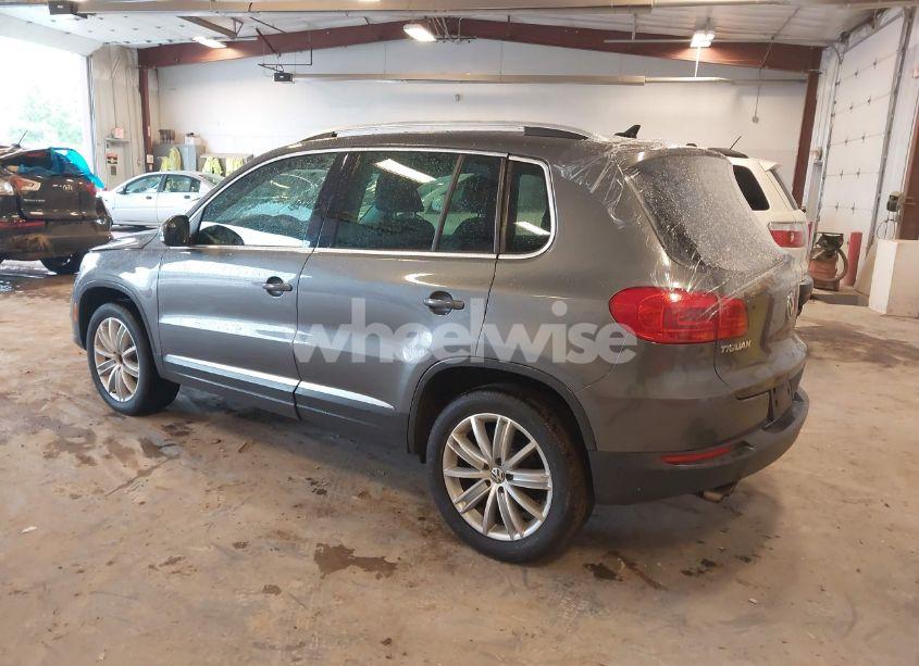 Photo 3 of 2012 Volkswagen Tiguan SE (VIN WVGBV7AX6CW093750)