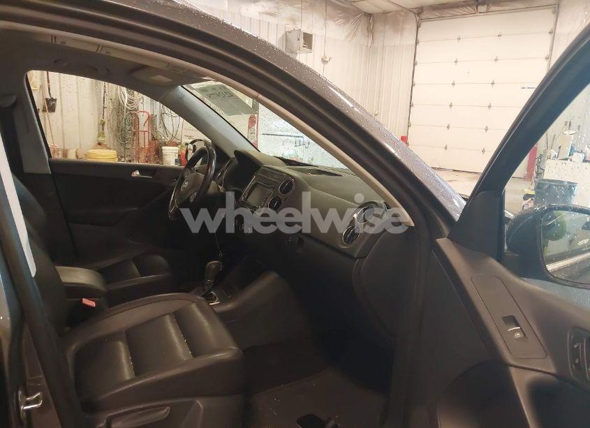 Photo 5 of 2012 Volkswagen Tiguan SE (VIN WVGBV7AX6CW093750)