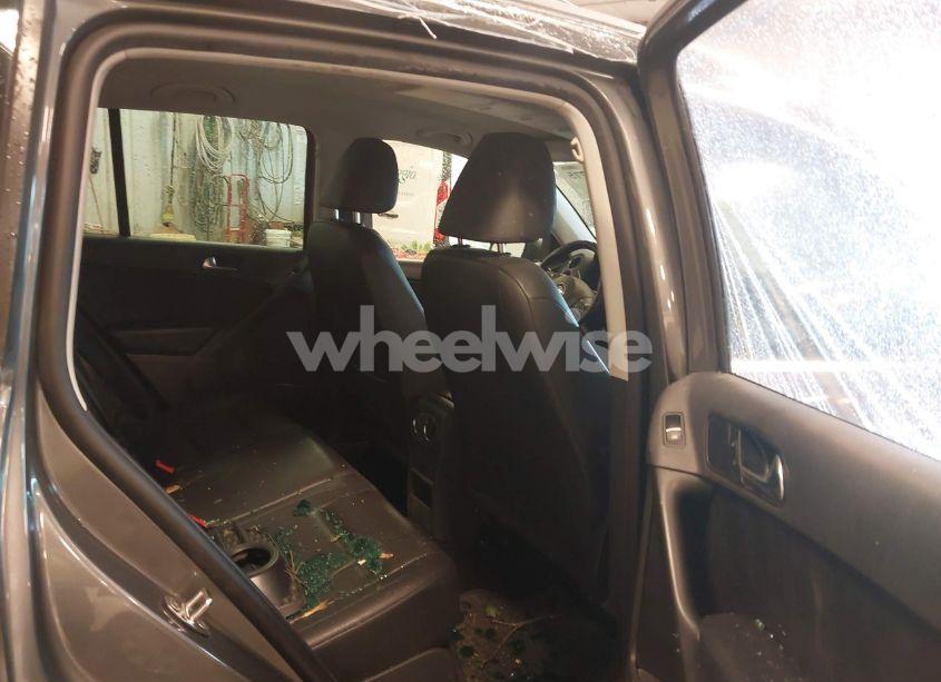 Photo 8 of 2012 Volkswagen Tiguan SE (VIN WVGBV7AX6CW093750)