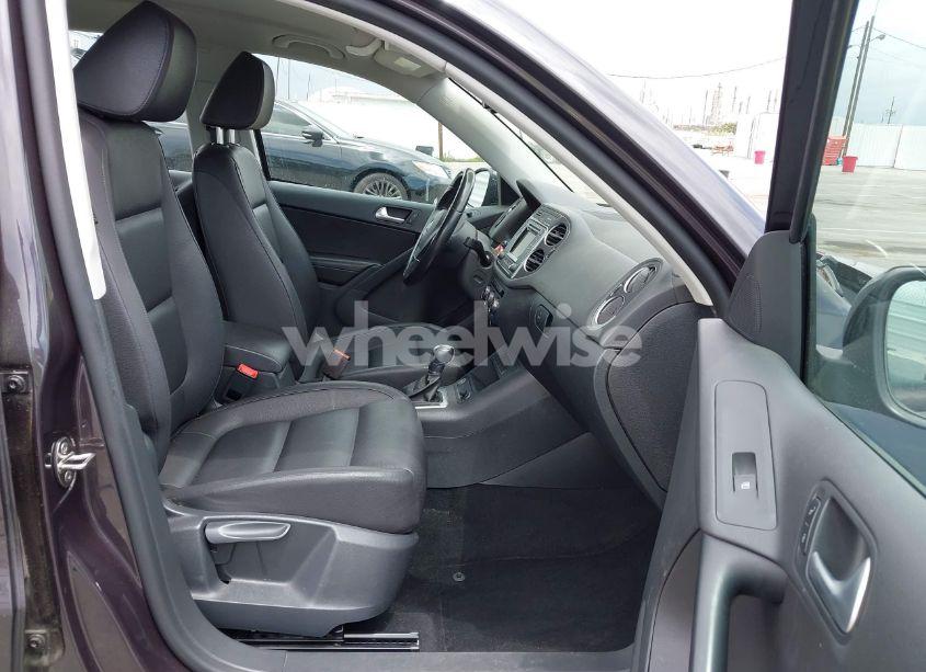Photo 5 of 2016 Volkswagen Tiguan S (VIN WVGBV7AX6GW558257)