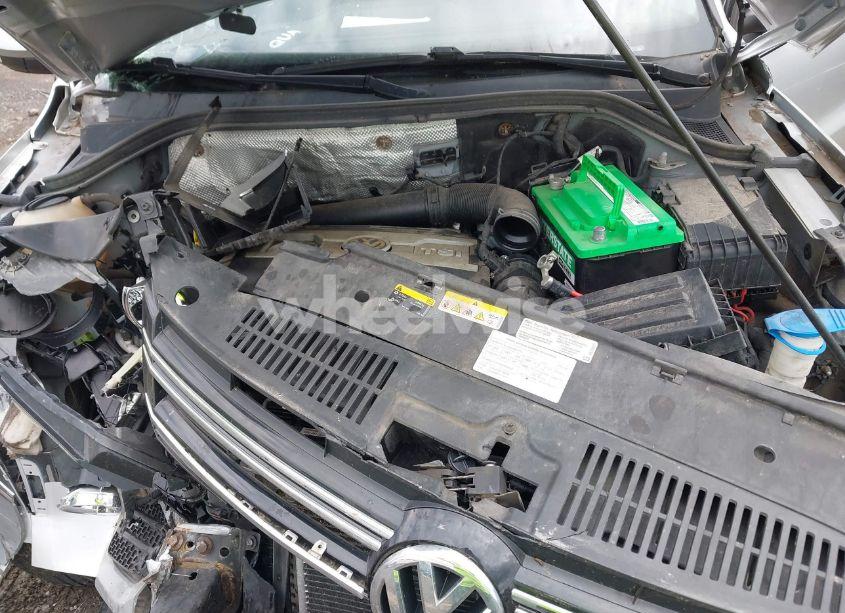 Photo 10 of 2016 Volkswagen Tiguan S (VIN WVGBV7AX6GW584857)