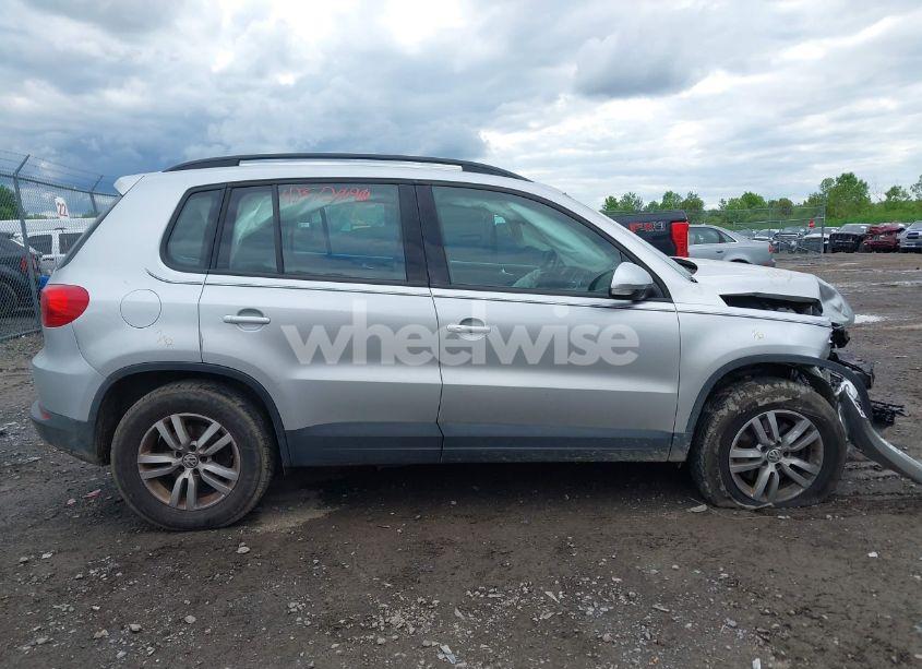 Photo 13 of 2016 Volkswagen Tiguan S (VIN WVGBV7AX6GW584857)