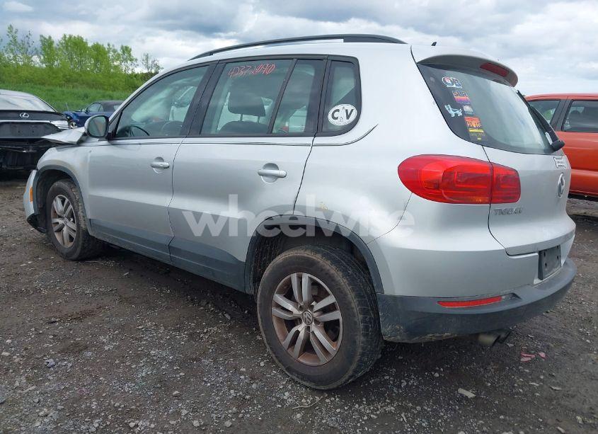 Photo 3 of 2016 Volkswagen Tiguan S (VIN WVGBV7AX6GW584857)