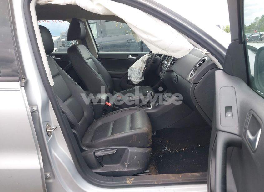 Photo 5 of 2016 Volkswagen Tiguan S (VIN WVGBV7AX6GW584857)