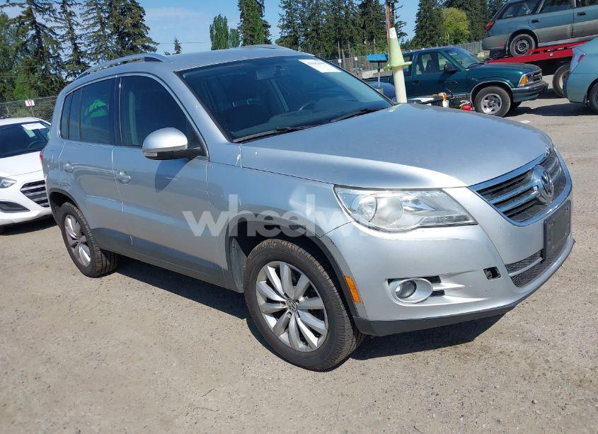 2011 Volkswagen Tiguan SE (VIN WVGBV7AX7BW529097) main photo