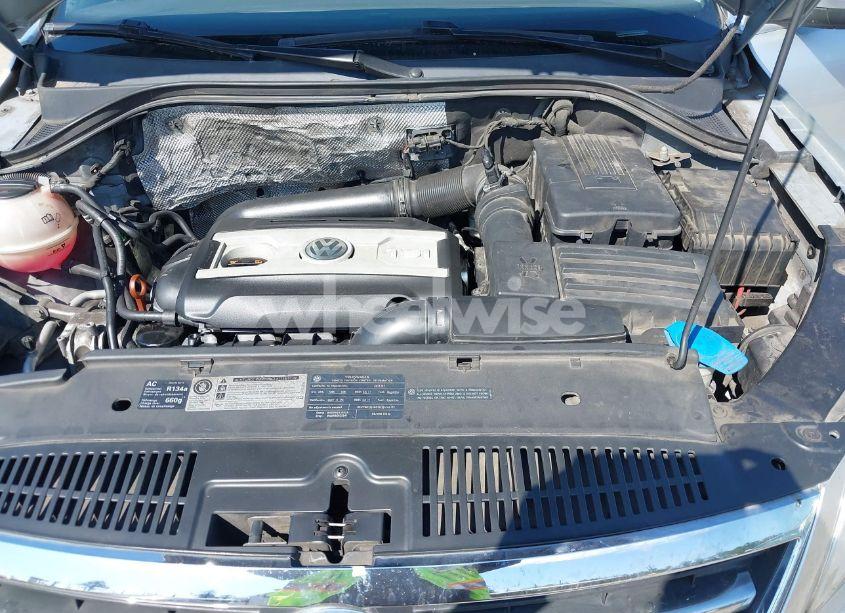 Photo 10 of 2011 Volkswagen Tiguan SE (VIN WVGBV7AX7BW529097)