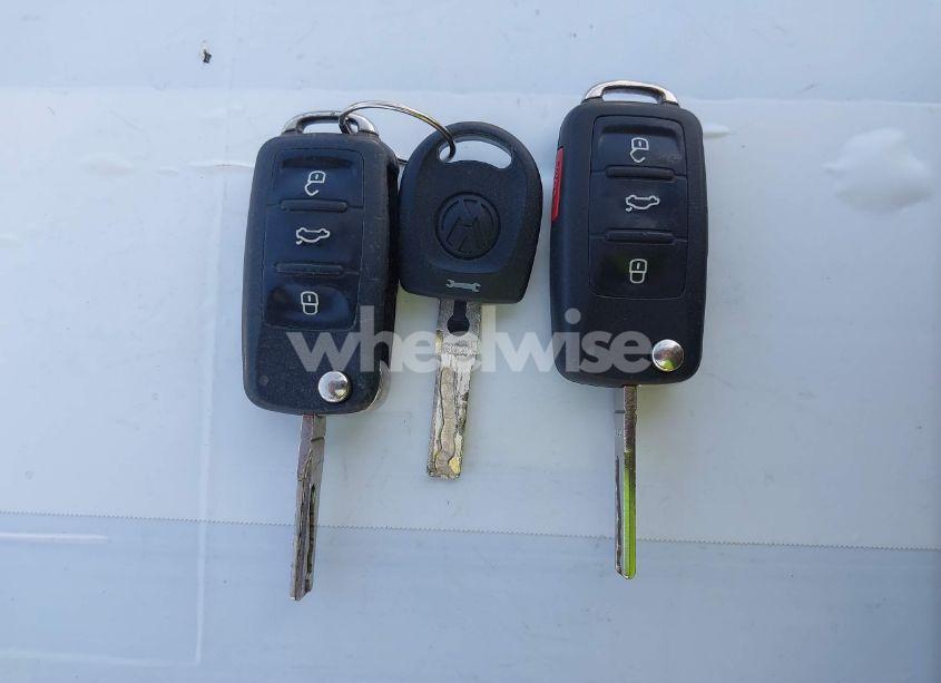 Photo 11 of 2011 Volkswagen Tiguan SE (VIN WVGBV7AX7BW529097)