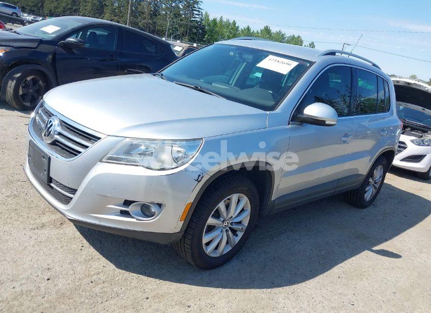Photo 2 of 2011 Volkswagen Tiguan SE (VIN WVGBV7AX7BW529097)