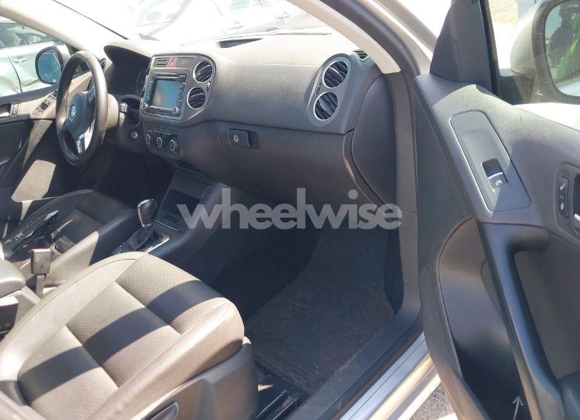 Photo 5 of 2011 Volkswagen Tiguan SE (VIN WVGBV7AX7BW529097)