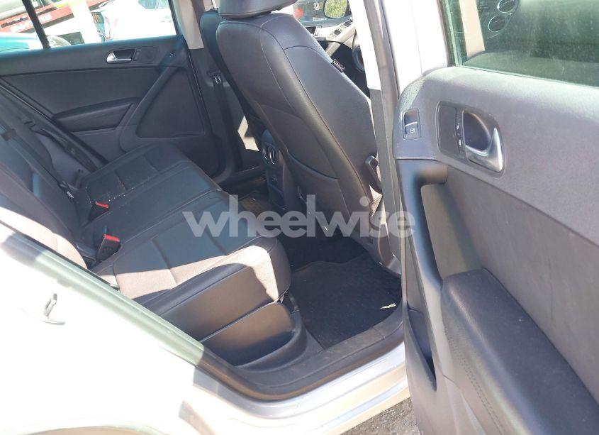 Photo 8 of 2011 Volkswagen Tiguan SE (VIN WVGBV7AX7BW529097)