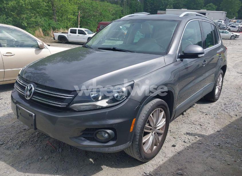 Photo 2 of 2012 Volkswagen Tiguan SE (VIN WVGBV7AX7CW000265)