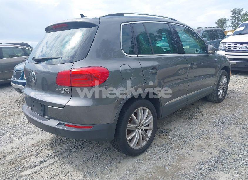 Photo 4 of 2012 Volkswagen Tiguan SE (VIN WVGBV7AX7CW000265)