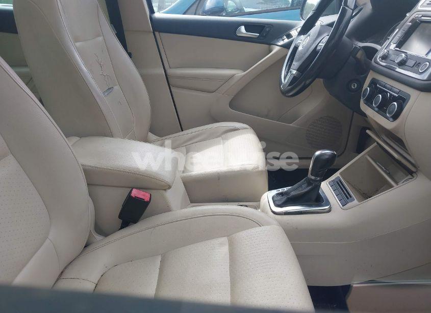 Photo 5 of 2012 Volkswagen Tiguan SE (VIN WVGBV7AX7CW000265)