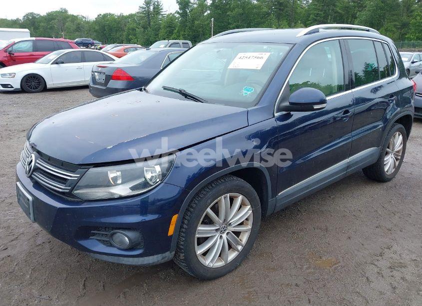 Photo 2 of 2012 Volkswagen Tiguan SE (VIN WVGBV7AX7CW552641)