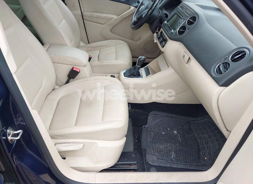 Photo 5 of 2012 Volkswagen Tiguan SE (VIN WVGBV7AX7CW552641)