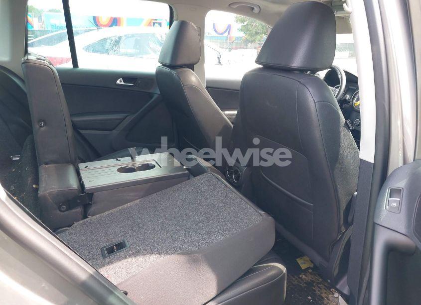 Photo 8 of 2011 Volkswagen Tiguan SE (VIN WVGBV7AX9BW540019)