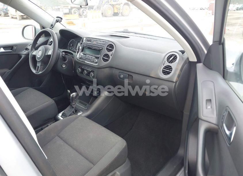 Photo 5 of 2012 Volkswagen Tiguan S (VIN WVGBV7AX9CW518118)
