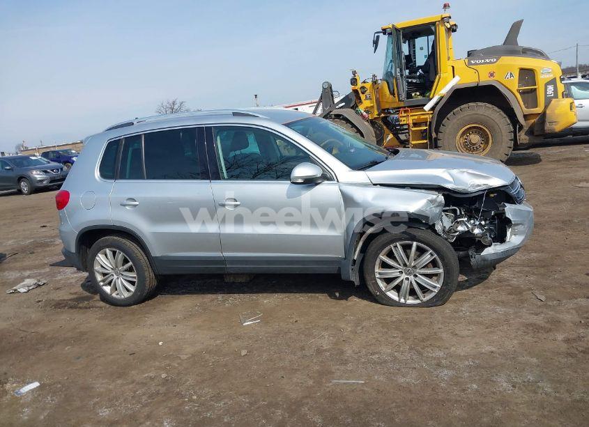 Photo 13 of 2012 Volkswagen Tiguan SE (VIN WVGBV7AX9CW571627)