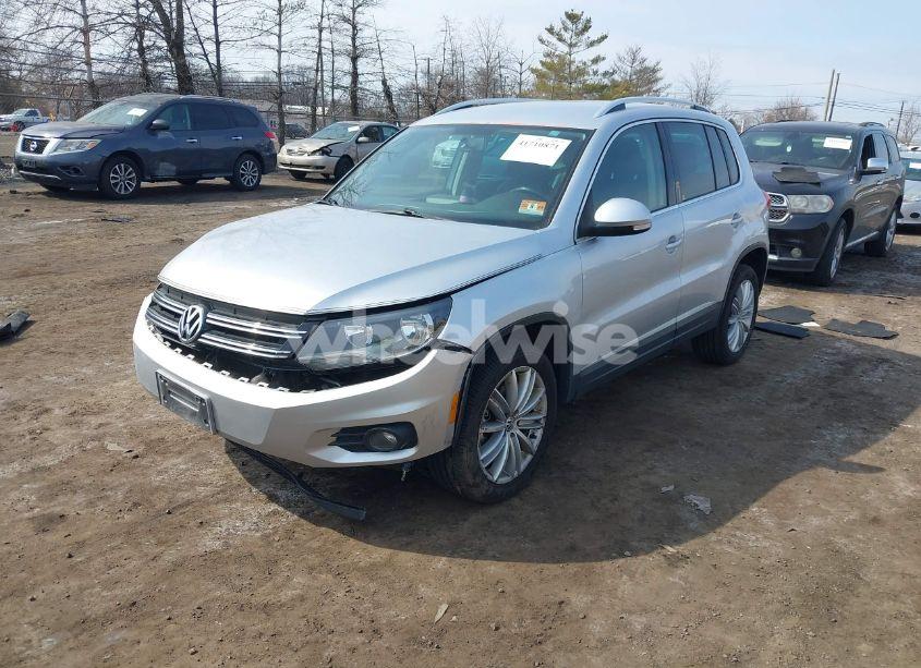 Photo 2 of 2012 Volkswagen Tiguan SE (VIN WVGBV7AX9CW571627)