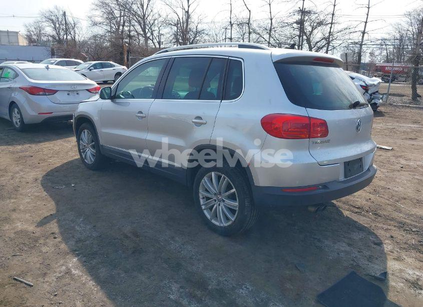 Photo 3 of 2012 Volkswagen Tiguan SE (VIN WVGBV7AX9CW571627)