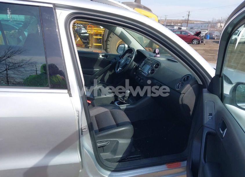Photo 5 of 2012 Volkswagen Tiguan SE (VIN WVGBV7AX9CW571627)