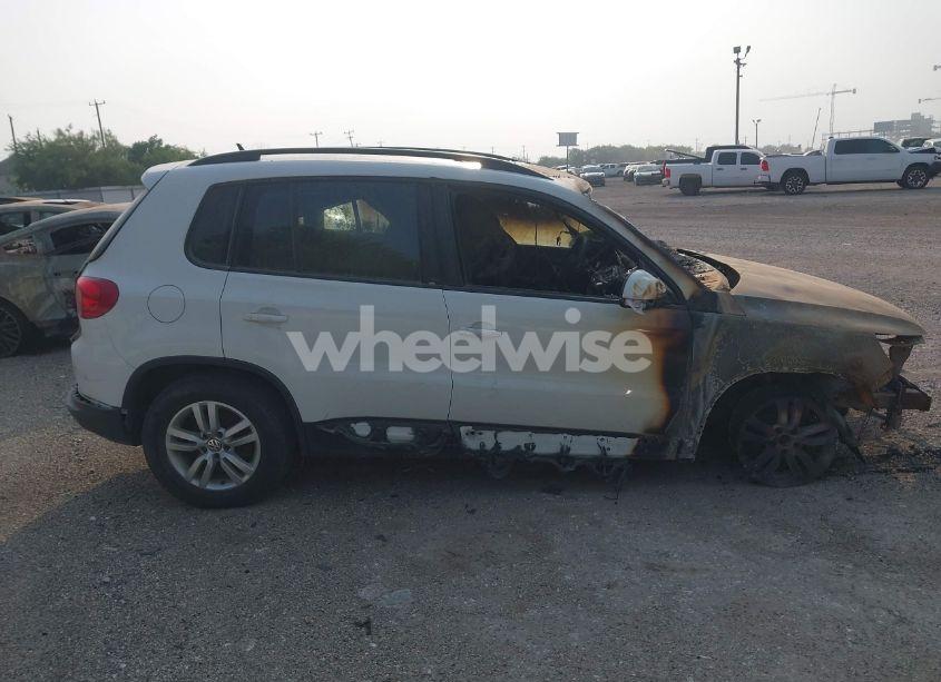 Photo 13 of 2016 Volkswagen Tiguan S (VIN WVGBV7AX9GW547852)