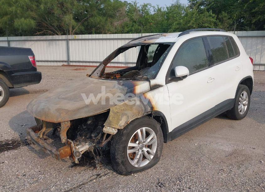 Photo 2 of 2016 Volkswagen Tiguan S (VIN WVGBV7AX9GW547852)